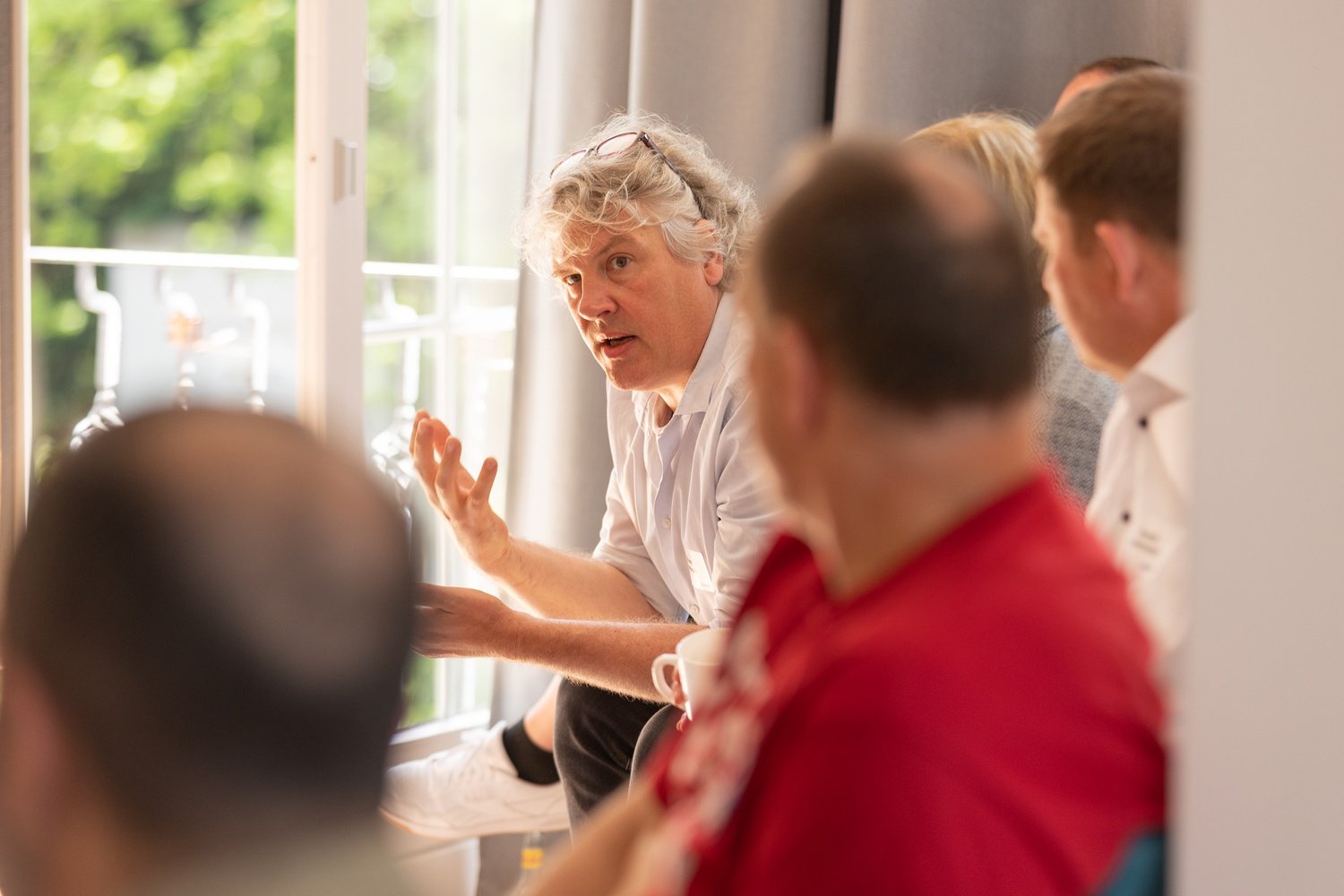 Eine Gruppe von Menschen sitzt zusammen und redet über ein Thema.